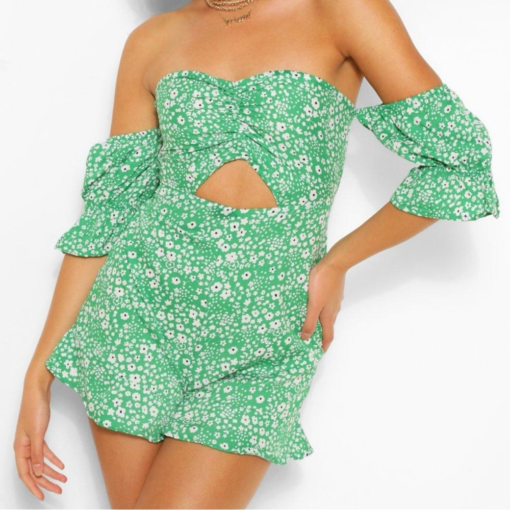 Boohoo NWT Floral ruffle off the shoulder playsuit S/4